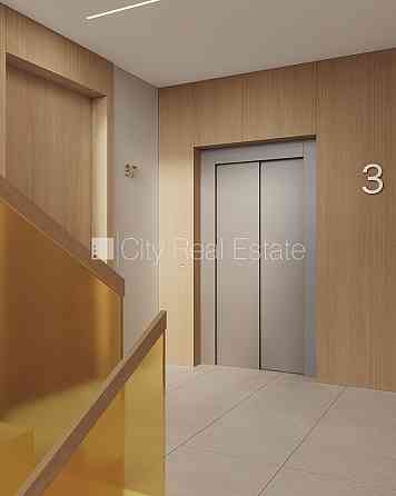 Фасадный дом, реновированный дом, установлены солнечные панели , благоустроенный Рига