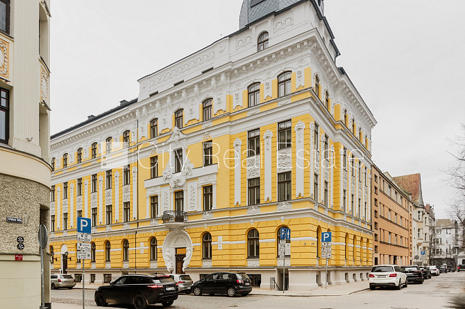 Fasādes māja, renovēta māja, uzstādīti saules enerģijas paneļi, labiekārtots apzaļumots Rīga - foto 1