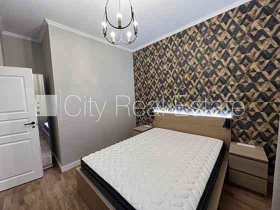 Фасадный дом, реновированный дом, подъездная дорога покрыта брущаткoй, Рига