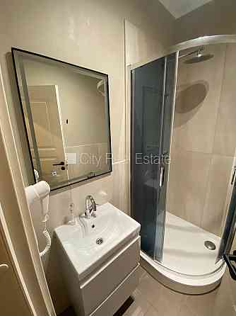 Фасадный дом, вход с улицы, лестничная клетка после капитального ремонта, окна Рига