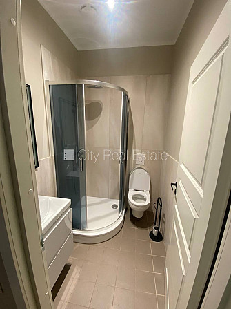 Фасадный дом, вход с улицы, лестничная клетка после капитального ремонта, окна Рига - изображение 6