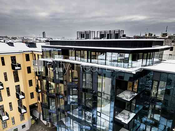 Фасадный дом, реновированный дом, установлены солнечные панели , закрытый двор, Рига