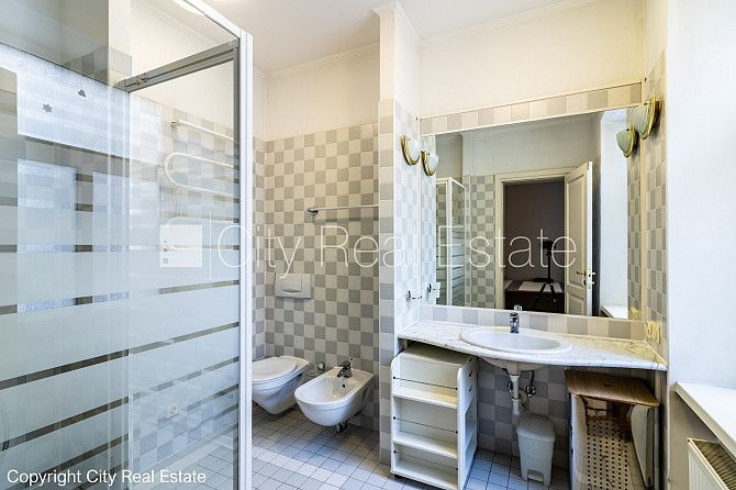 Fasādes māja, renovēta māja, ieeja no ielas, ir lifts, kāpņu telpa pēc kosmētiskā remonta, Rīga - foto 10