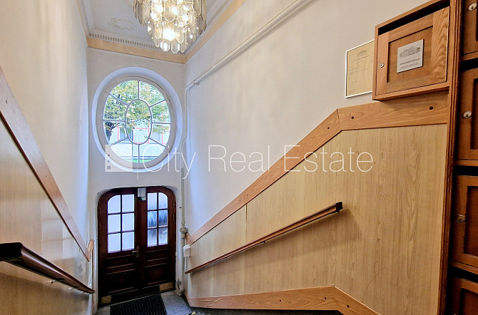 Fasādes māja, renovēta māja, ieeja no ielas, ir lifts, kāpņu telpa pēc kosmētiskā remonta, Rīga - foto 20