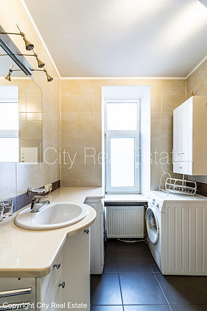 Fasādes māja, renovēta māja, ieeja no ielas, ir lifts, kāpņu telpa pēc kosmētiskā remonta, Rīga - foto 15