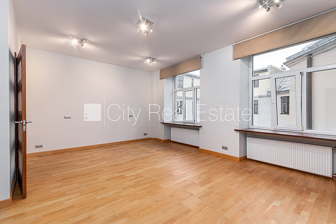 Fasādes māja, ieeja no ielas, ir lifts, logi vērsti mājas abās pusēs, griestu augstums 3,2 m, Rīga - foto 9