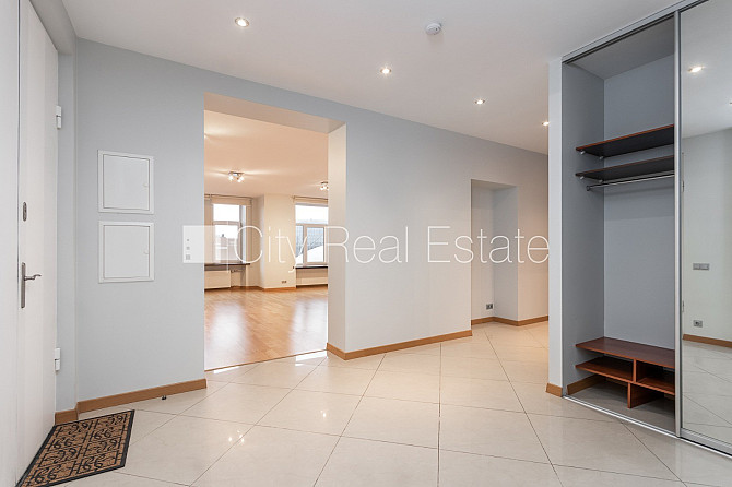 Fasādes māja, ieeja no ielas, ir lifts, logi vērsti mājas abās pusēs, griestu augstums 3,2 m, Rīga - foto 6