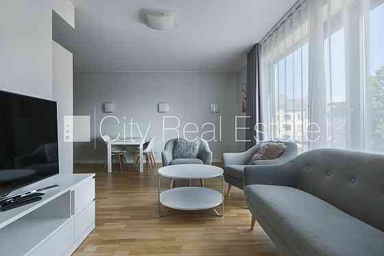 Проект - Kalpaka Residence, фасадный дом, благоустроенный озеленённый двор, вход с улицы, Rīga