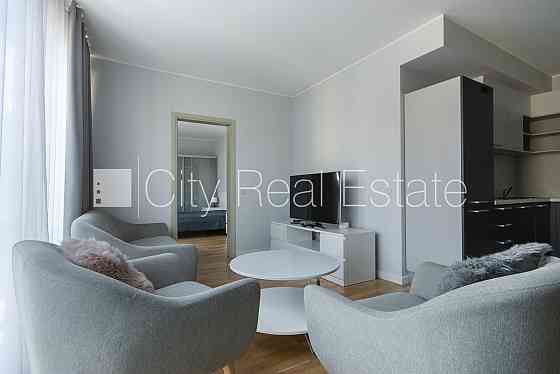 Проект - Kalpaka Residence, фасадный дом, благоустроенный озеленённый двор, вход с улицы, Rīga