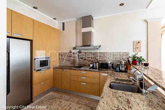 Благоустроенная озеленённая территория, территория обнесена забором, места для Юрмала