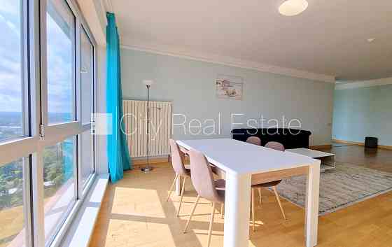 Новостройка, закрытая территория, въездные ворота оснащены автоматической Рига