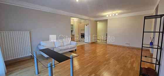 Новостройка, благоустроенный озеленённый двор, въездные ворота оснащены Рига