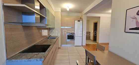 Новостройка, благоустроенный озеленённый двор, въездные ворота оснащены Рига