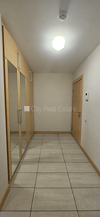 Новостройка, благоустроенный озеленённый двор, въездные ворота оснащены Рига - изображение 19