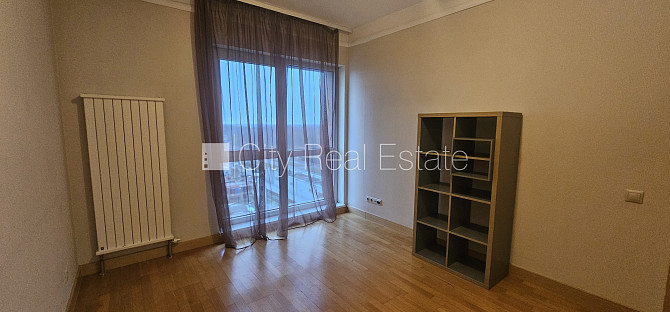 Новостройка, благоустроенный озеленённый двор, въездные ворота оснащены Рига - изображение 13