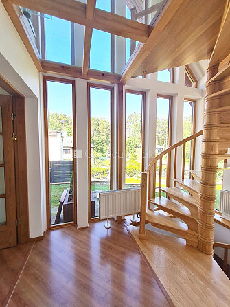 Частный дом, территория обнесена железным забором, места для нескольких машин, Рига - изображение 4