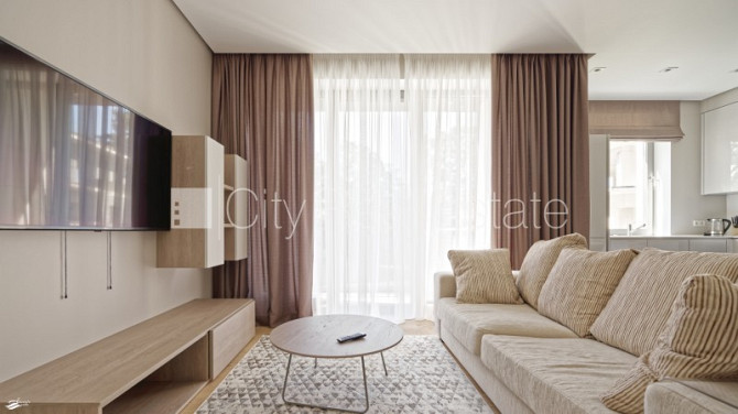 Новостройка, благоустроенный озеленённый двор, место для машины, балкон, Юрмала - изображение 1