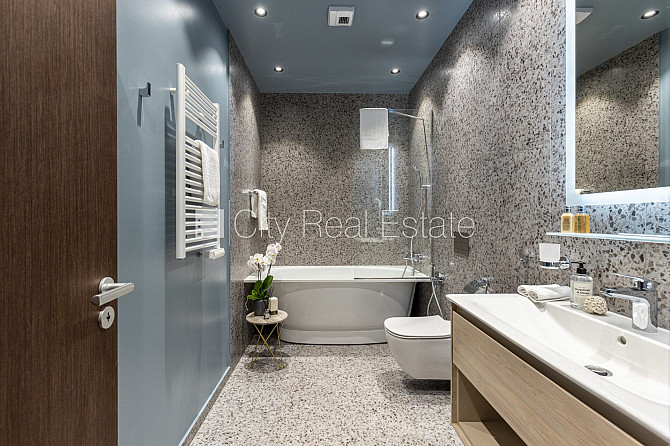 Новостройка, фасадный дом, благоустроенный озеленённый двор, подземная стоянка, Юрмала - изображение 12