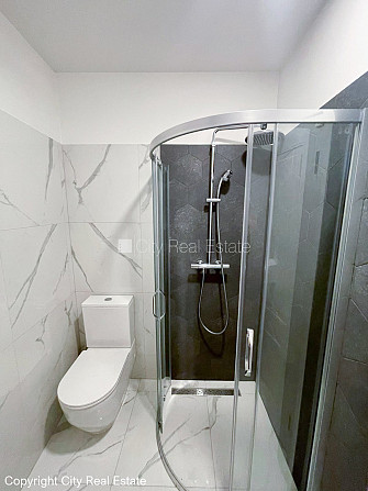 Pagalma māja, labiekārtota apzaļumota teritorija, iežogota teritorija, bezmaksas stāvvieta Rīga - foto 3