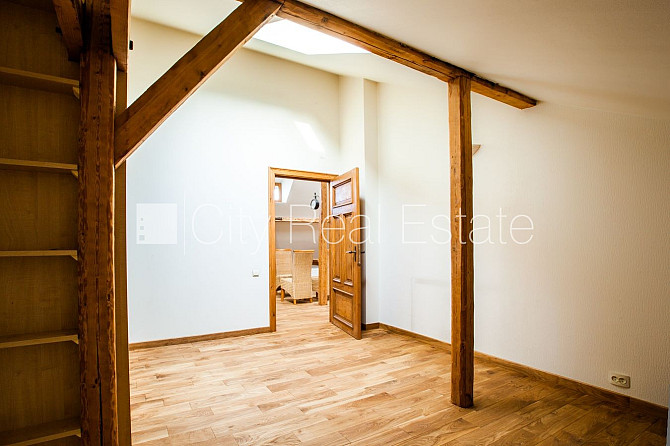 Fasādes māja, vieta automašīnai, kāpņu telpa pēc kosmētiskā remonta, istabas izolētas, Rīga - foto 12