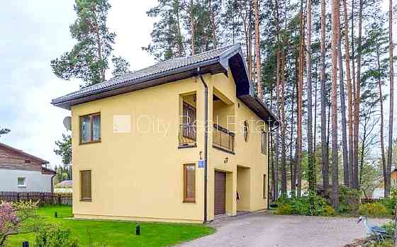 Частный дом, новостройка, благоустроенная озеленённая территория 1600 м2, въездные Jūrmala