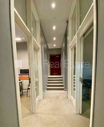 Фасадный дом, реновированный дом, вход с улицы, окна выходят в обе стороны дома, Рига