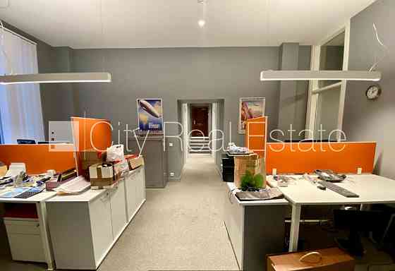 Фасадный дом, реновированный дом, вход с улицы, окна выходят в обе стороны дома, Рига