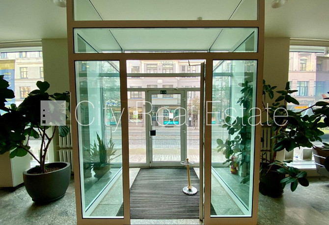 Фасадный дом, реновированный дом, вход с улицы, окна выходят в обе стороны дома, Рига - изображение 9