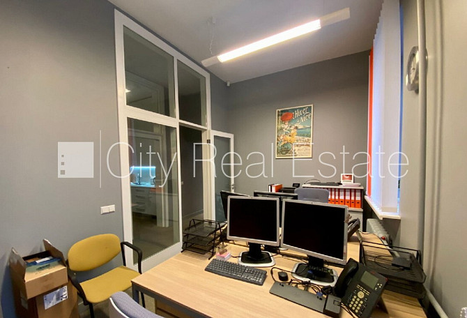 Фасадный дом, реновированный дом, вход с улицы, окна выходят в обе стороны дома, Рига - изображение 7