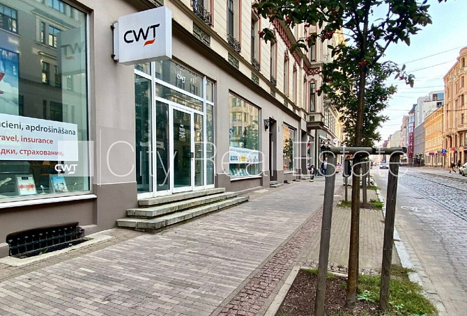 Фасадный дом, реновированный дом, вход с улицы, окна выходят в обе стороны дома, Рига - изображение 1