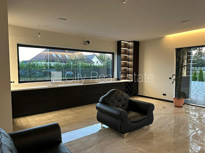 Частный дом, закрытая территория, территория обнесена железным забором, гараж на Огре и Огрский край - изображение 12