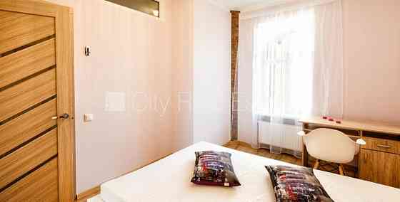 Здание во дворе, реновированный дом, возможность аренды парковки, вход со двора, Rīga