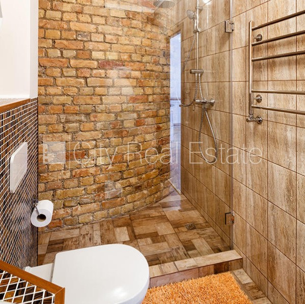 Pagalma ēka, renovēta māja, iespēja nomāt autostāvvietu, ieeja no pagalma, istabas izolētas Rīga - foto 12