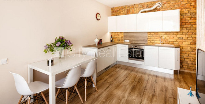 Pagalma ēka, renovēta māja, iespēja nomāt autostāvvietu, ieeja no pagalma, istabas izolētas Rīga - foto 2