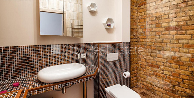 Pagalma ēka, renovēta māja, iespēja nomāt autostāvvietu, ieeja no pagalma, istabas izolētas Rīga - foto 11