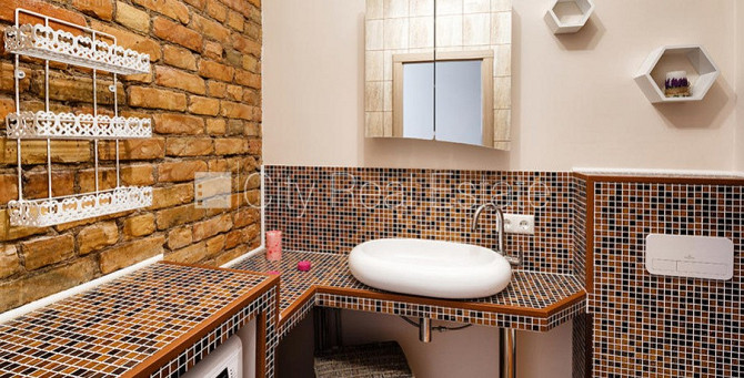 Pagalma ēka, renovēta māja, iespēja nomāt autostāvvietu, ieeja no pagalma, istabas izolētas Rīga - foto 10