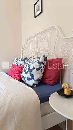 Фасадный дом, вход с улицы, лифт, лестничная клетка после косметического ремонта, Рига