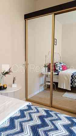 Фасадный дом, вход с улицы, лифт, лестничная клетка после косметического ремонта, Рига