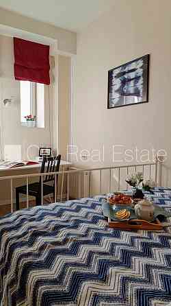 Фасадный дом, вход с улицы, лифт, лестничная клетка после косметического ремонта, Рига