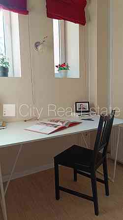 Фасадный дом, вход с улицы, лифт, лестничная клетка после косметического ремонта, Рига