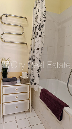 Фасадный дом, вход с улицы, лифт, лестничная клетка после косметического ремонта, Рига - изображение 16