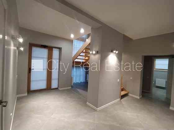 Частный дом, благоустроенный озеленённый двор, территория обнесена железным Рига