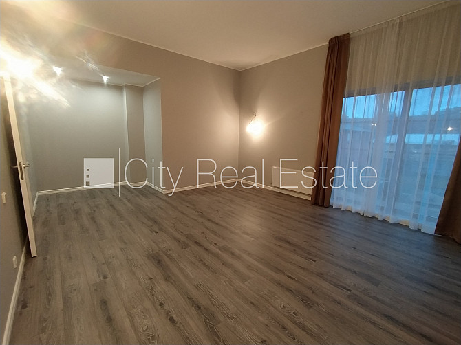 Частный дом, благоустроенный озеленённый двор, территория обнесена железным Рига - изображение 13