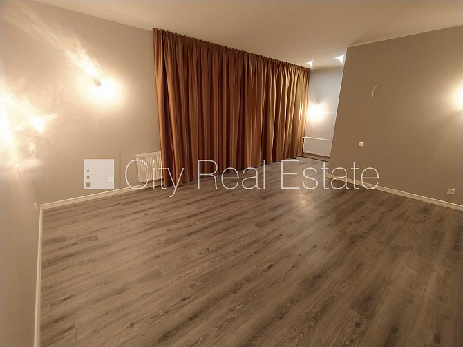 Частный дом, благоустроенный озеленённый двор, территория обнесена железным Рига - изображение 10