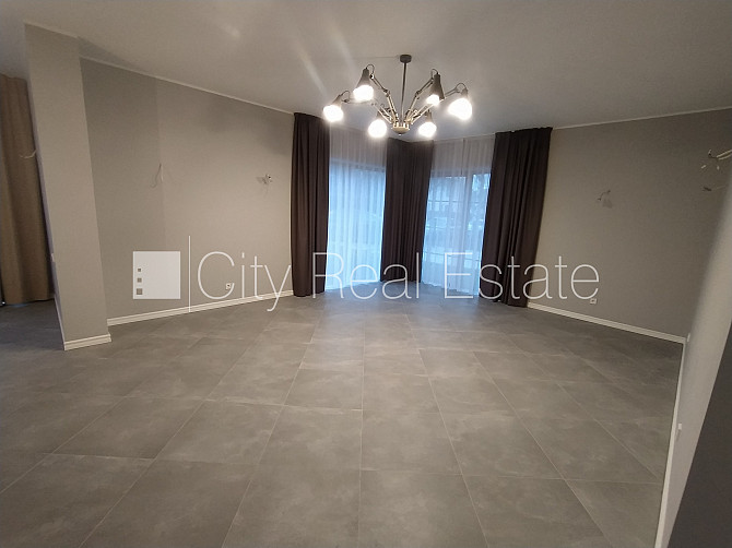 Частный дом, благоустроенный озеленённый двор, территория обнесена железным Рига - изображение 4