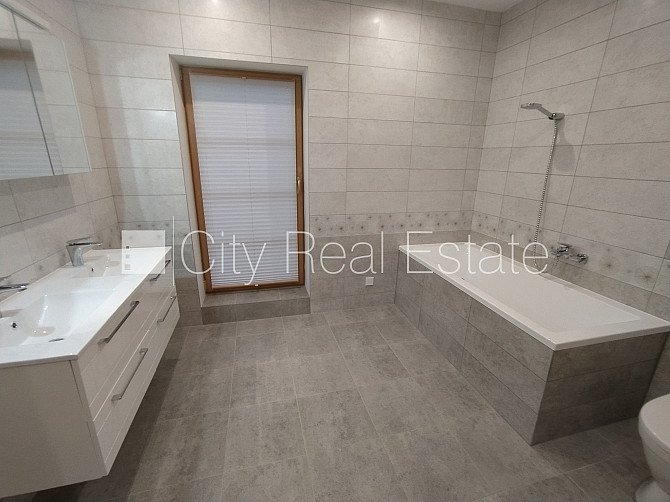 Частный дом, благоустроенный озеленённый двор, территория обнесена железным Рига - изображение 14