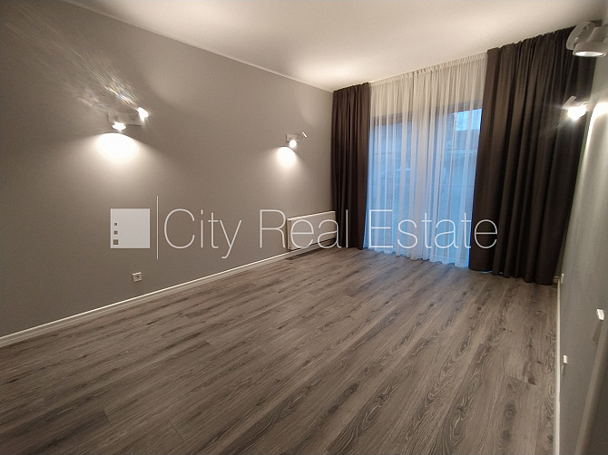 Частный дом, благоустроенный озеленённый двор, территория обнесена железным Рига - изображение 7