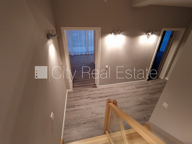 Частный дом, благоустроенный озеленённый двор, территория обнесена железным Рига - изображение 8