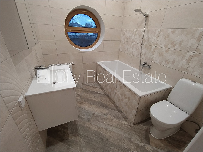 Частный дом, благоустроенный озеленённый двор, территория обнесена железным Рига - изображение 16