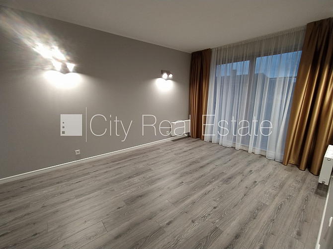 Частный дом, благоустроенный озеленённый двор, территория обнесена железным Рига - изображение 11